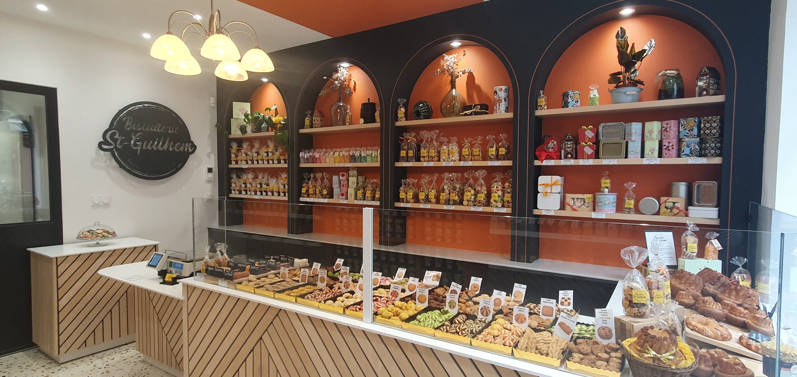 Biscuiterie-st-guilhem-vitrine-magasin-presentation-biscuits