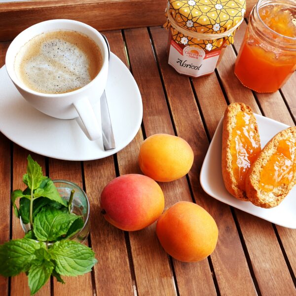 Image d'un petit déjeuner avec la confiture d'abricot