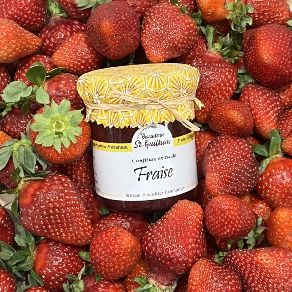 Image d'une confiture de fraise entourée de fraise