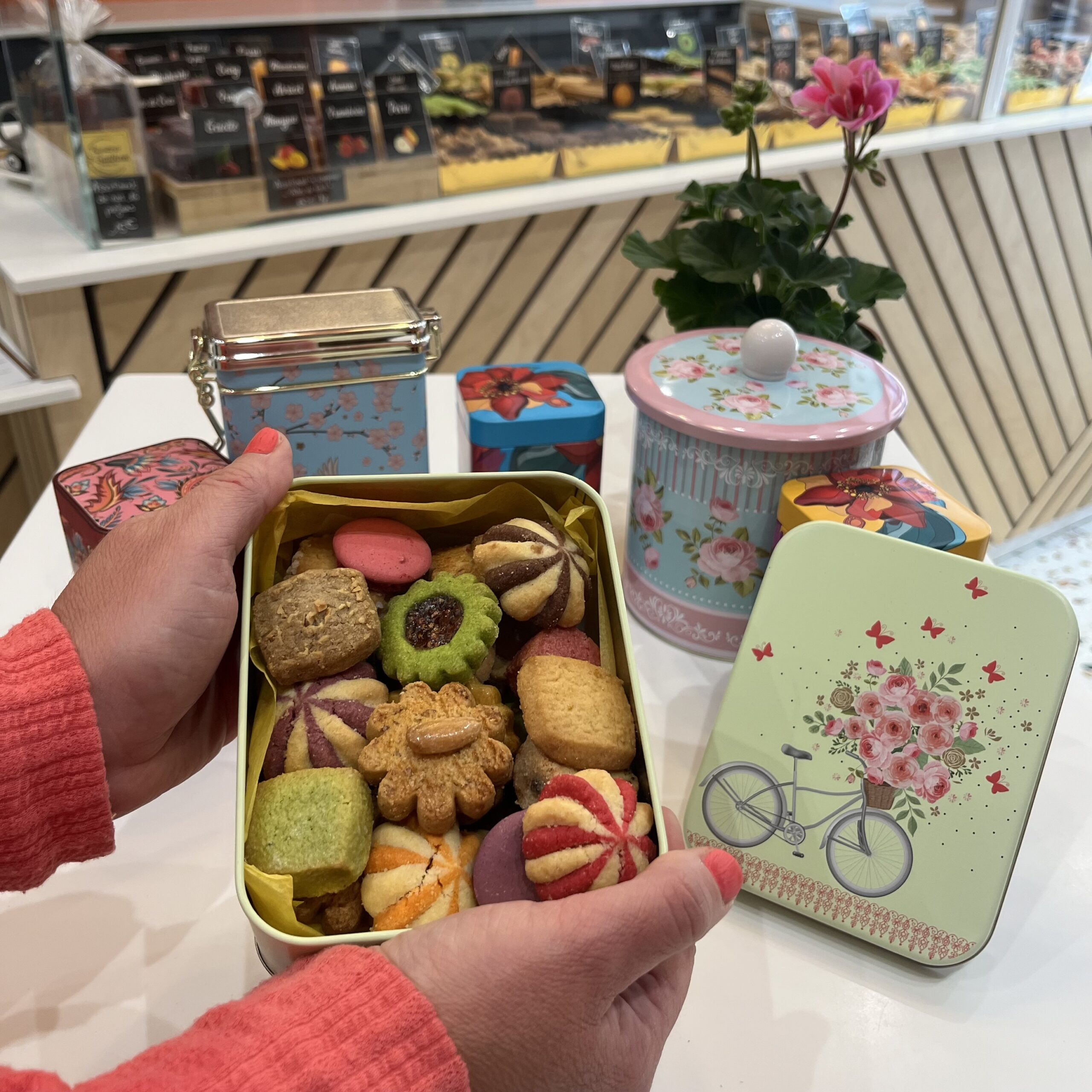 image de boîte métalliques avec des biscuits