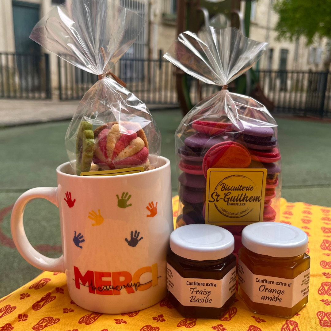 Image d'un mug avec des biscuits