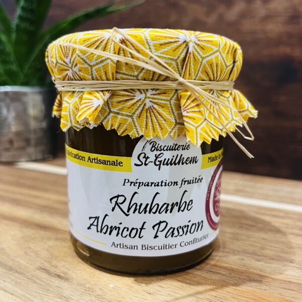 Image d'un pot de préparation de fruit rhubarbe abricot et passion